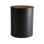 سطل زباله حمام فلزی استوانه‌ای با درب تخت چوبی چرخان که توسط آهنربا در حالت افقی نگه داشته می‌شود